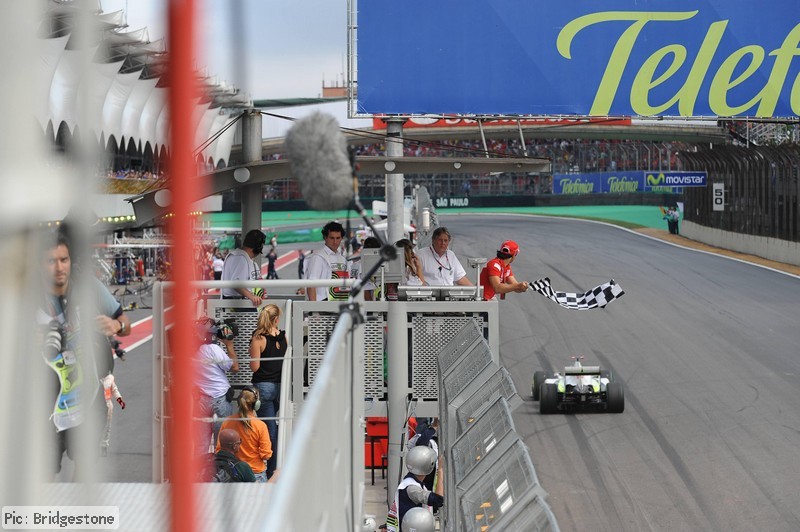 Фелипе Масса размахивает клетчатым флагом<br />Felipe Massa waves the chequered flag for Button
