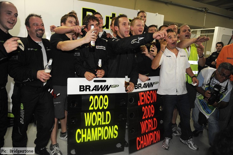 В боксах Брауна наслаждаются моментом победы<br />The Brawn garage enjoys the moment of victory