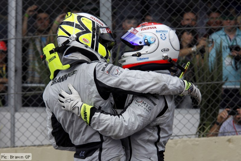Барикелло, потерпевший поражение, поздравляет Баттона<br />Barrichello, classy in defeat, congratulates Button