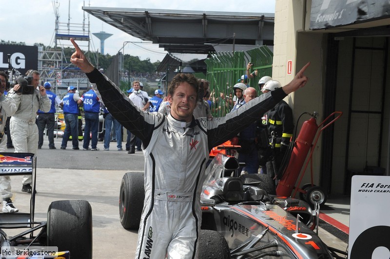 Пробежка мимо машин, финишировавших на подиуме<br />Running past the podium cars