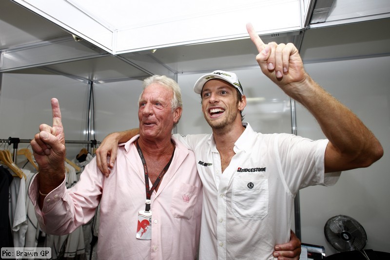 Отец и сын празднуют победу<br />Father and son celebrate the victory